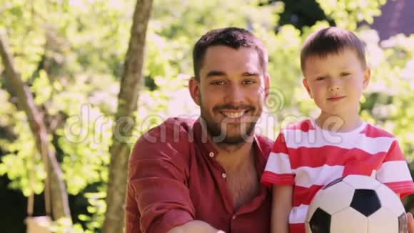 快乐的父亲和户外的小男孩视频的预览图