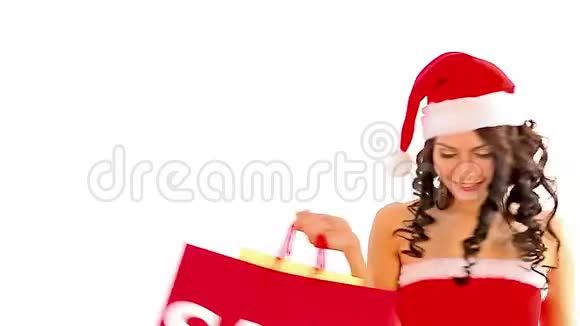 戴圣诞帽的女人拿着购物袋孤立无援视频的预览图