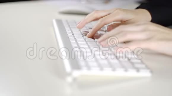 在办公室用电脑键盘打字的商务女性视频的预览图