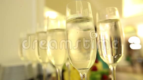 在背景上挂上庆祝新年的香槟酒杯视频的预览图
