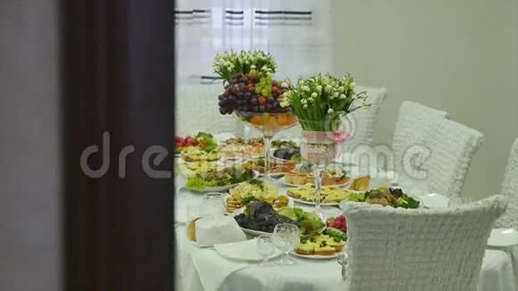装饰的餐桌视频的预览图
