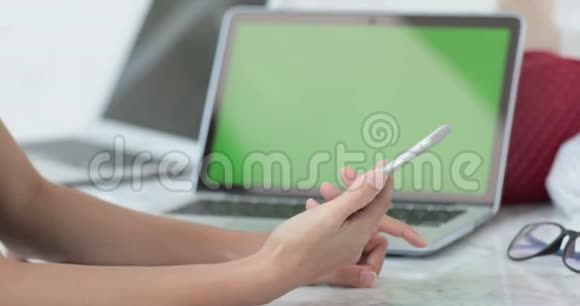 年轻的亚洲女性等待笔记本电脑的装载数据视频的预览图