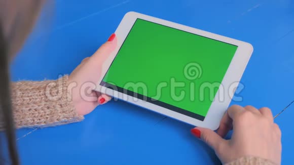女人用的是绿色屏幕的平板电脑视频的预览图