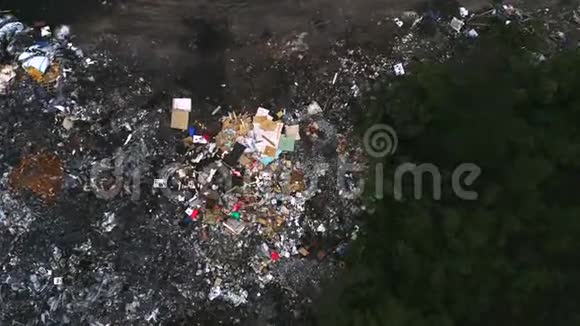 违规户外垃圾场鸟瞰图视频的预览图