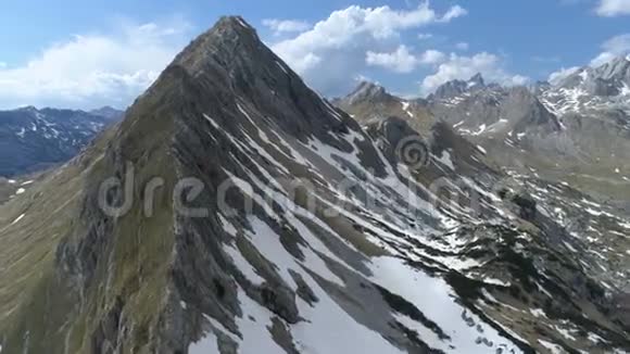 黑山杜米托山脉的鸟瞰图视频的预览图