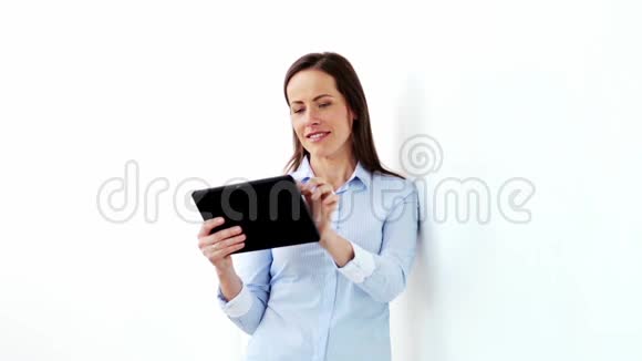 带着平板电脑的微笑女商人视频的预览图
