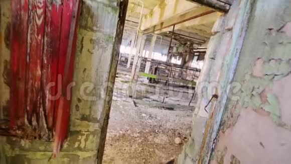墙上的绿色模具可怕的地方旧谷仓内部斯坦迪卡姆视频的预览图