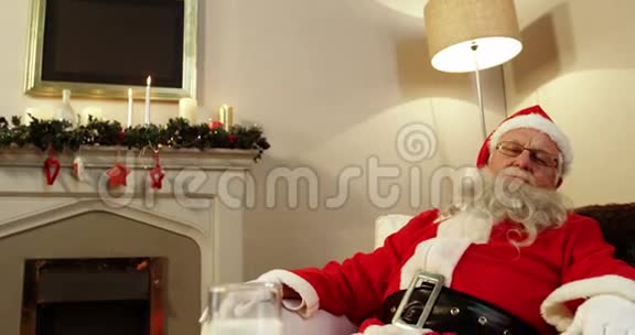 圣诞老人放松和睡觉视频的预览图