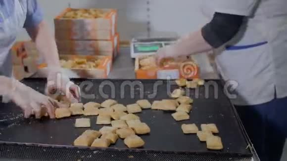 生产线打包食物的工人视频的预览图