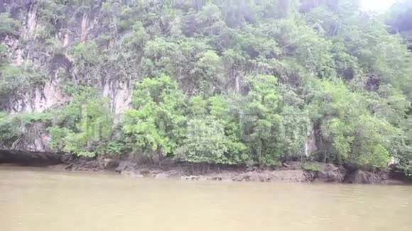 红树林河上的浮船视频的预览图
