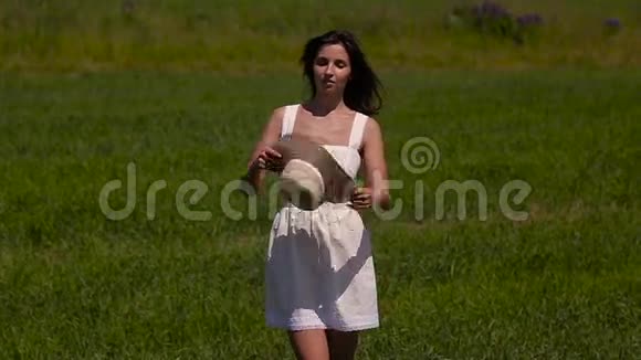 穿白色连衣裙和草帽的少女视频的预览图