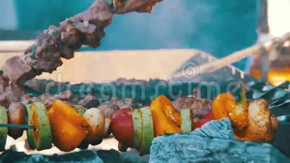 烧烤时可享用美味的烤肉和蔬菜视频的预览图