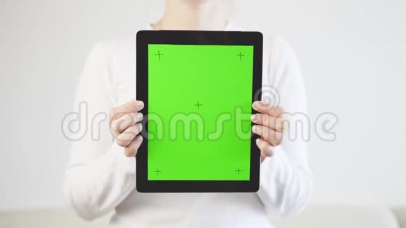 女人在白色手持平板电脑视频的预览图