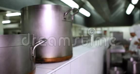厨师在炉子上工作视频的预览图
