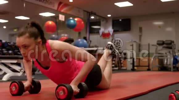 在健身房做俯卧撑的女人视频的预览图
