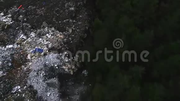 违规户外垃圾场鸟瞰图视频的预览图