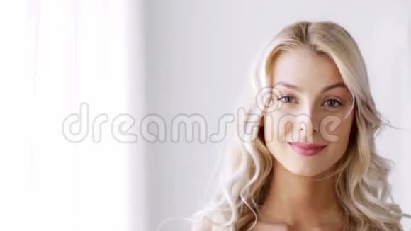 微笑的美丽年轻女人的脸视频的预览图