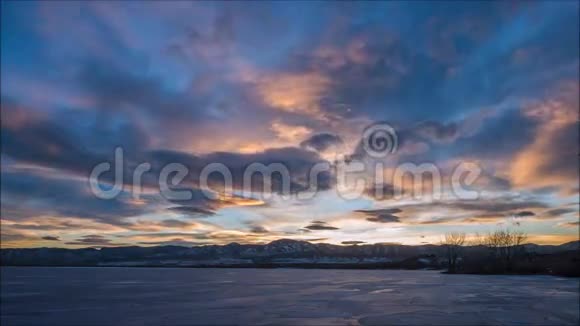 冻山湖日落视频的预览图