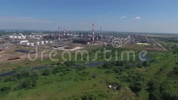工业炼油厂的鸟瞰图视频的预览图