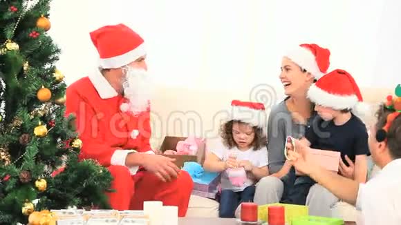 有家人的圣诞老人视频的预览图