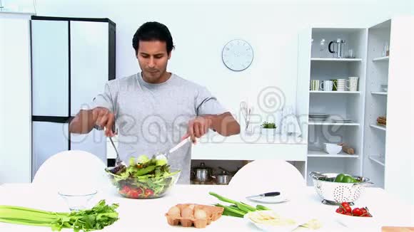 一个人在做饭的时候吃东西视频的预览图