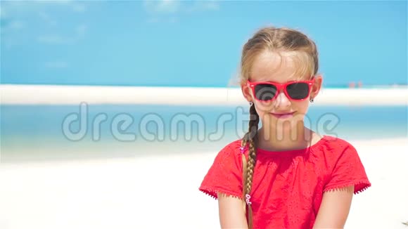 暑假期间在海滩上可爱的小女孩的肖像流动人口视频的预览图