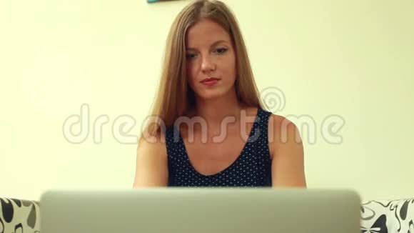 有笔记本电脑的成功女人视频的预览图