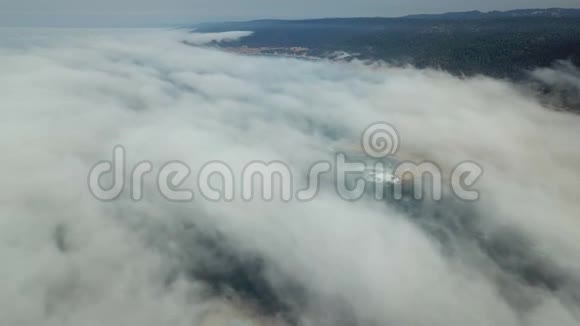 雾和北加利福尼亚海岸线的鸟瞰图视频的预览图