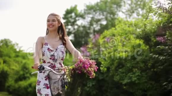 夏天骑自行车的快乐年轻女子视频的预览图