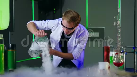 年轻的化学家在实验室做实验视频的预览图