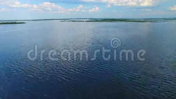 飞过美丽的湖面视频的预览图