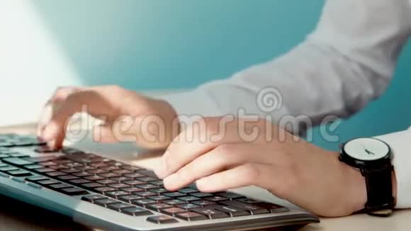 在电脑上工作的女人视频的预览图