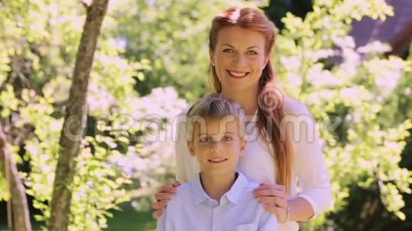 快乐的妈妈和小儿子在户外视频的预览图