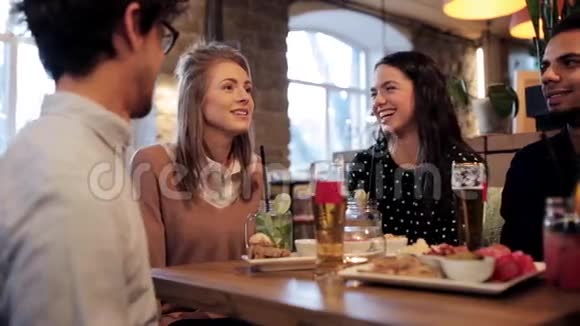 快乐的朋友在餐馆吃饭喝酒视频的预览图