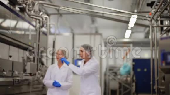 冰淇淋工厂的女技术人员视频的预览图
