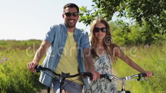 夏天有自行车的快乐年轻夫妇视频的预览图