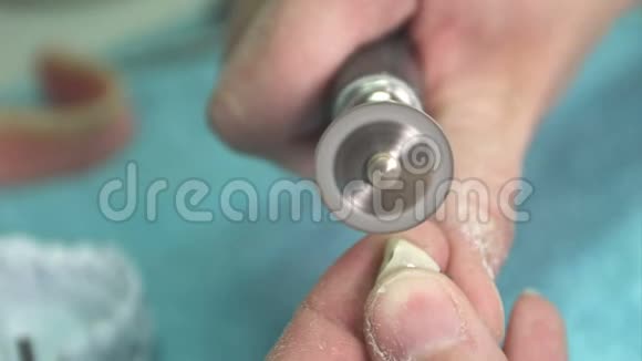 牙科实验室制造假肢的技术员视频的预览图