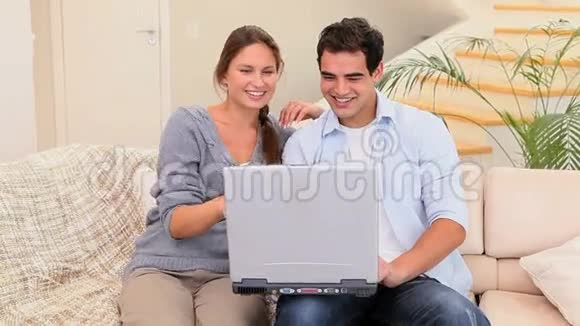 有笔记本电脑的幸福夫妻视频的预览图