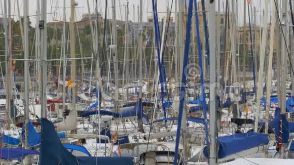 停泊的船舶船游艇在兰布拉德尔马港西班牙巴塞罗那视频的预览图