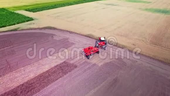 从事农业领域工作的农业机械农业产业视频的预览图