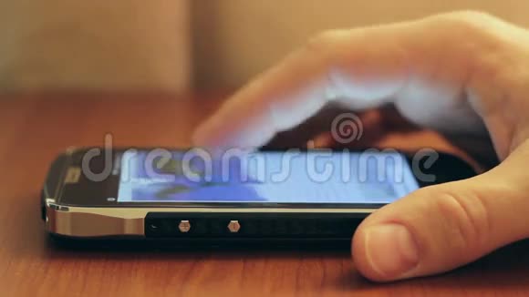 手指触摸触摸屏智能手机视频的预览图