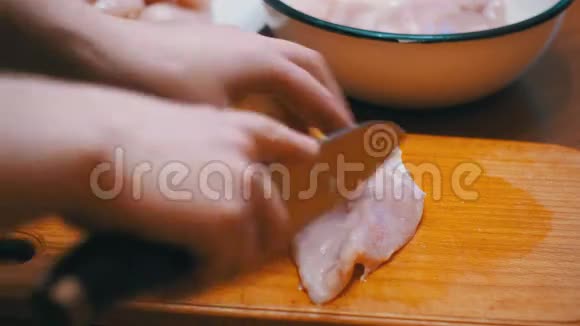家庭厨房木制厨房板上的切肉视频的预览图