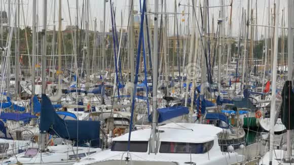 停泊在西班牙巴塞罗那维尔港的船只船游艇视频的预览图