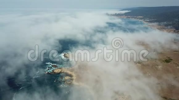 雾海洋和北加州海岸线的鸟瞰图视频的预览图