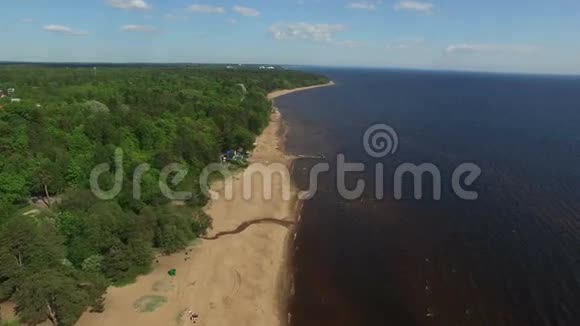 4k空中射击海岸海滩和海浪视频的预览图