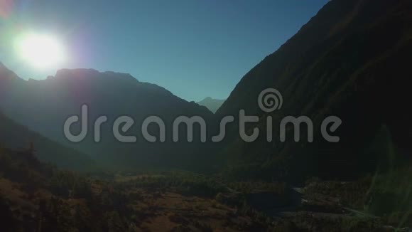 尼泊尔喜马拉雅山脉高峰上方的日出视频的预览图