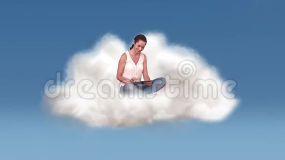 女人在云端使用平板电脑视频的预览图