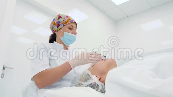 美容师在美容诊所做手术视频的预览图