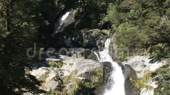 新西兰南部岛屿瀑布视频的预览图