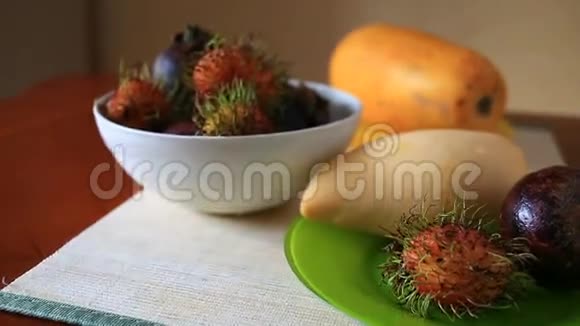 餐桌上的异国热带水果泰国水果视频的预览图